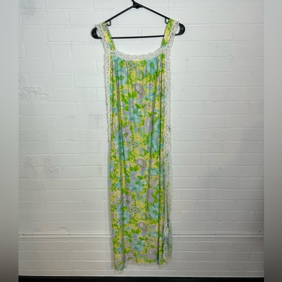 Vintage Floral Maxi Dress with Lace and Open Sides - Picture 4 of 5